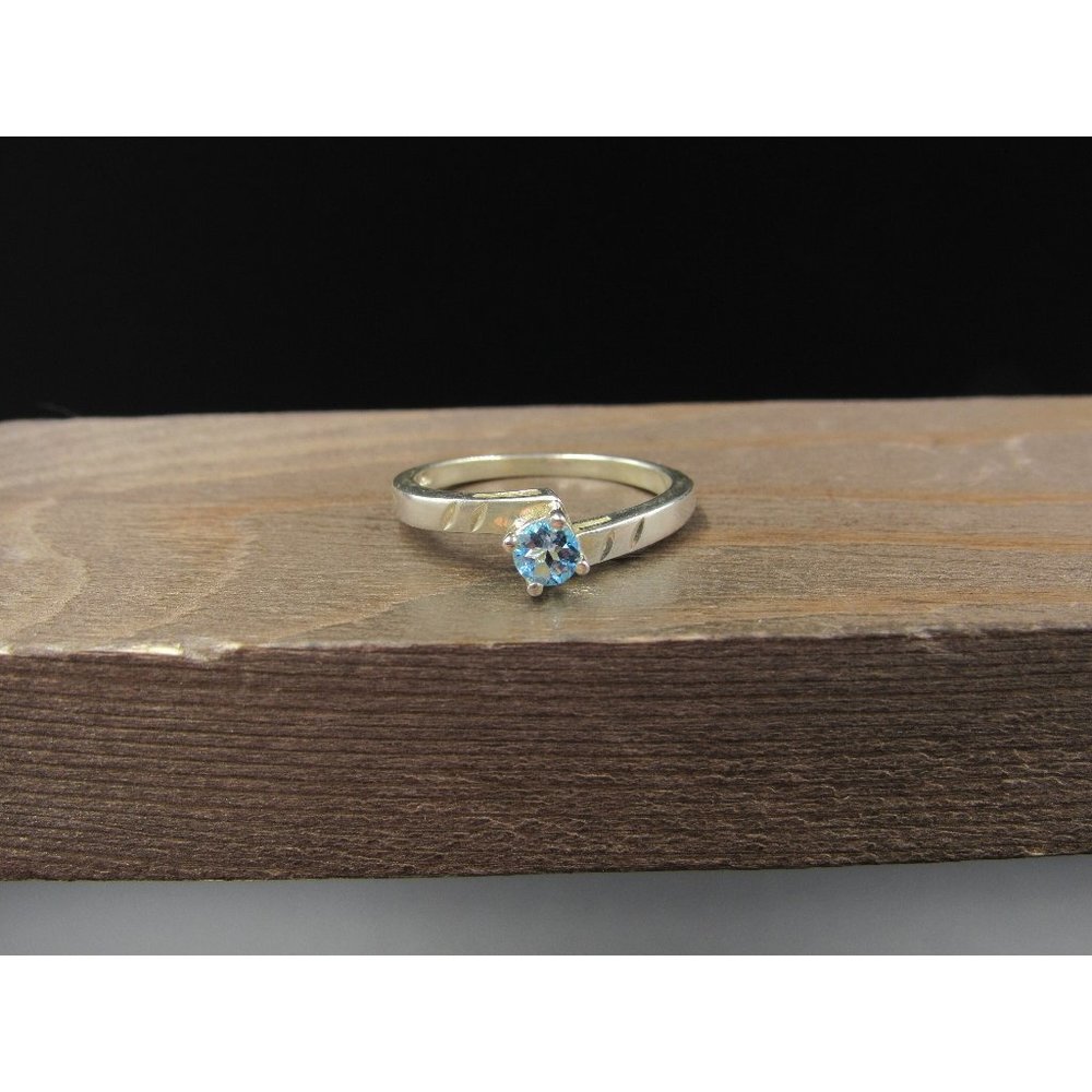 Size 7.75 Sterling Silver Small Blue Topaz Gem With Accent Pattern Band Ring